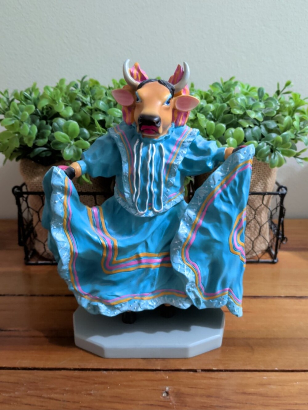 Cow Parade Item # 7710 Vaca Folklorico 2004 Figurine